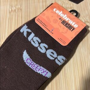 Brown Kisses Crew Socks & Green w chips